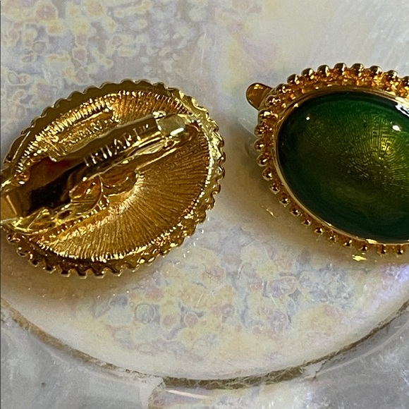 Vintage Trifari Metallic Green & Gold Tone Clip-on Earrings - Picture 6 of 7